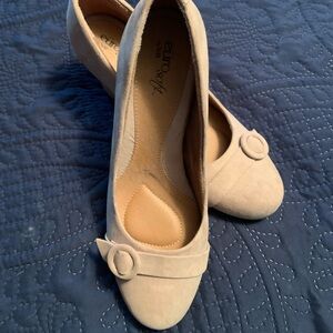 Euro soft light tan suede pumps